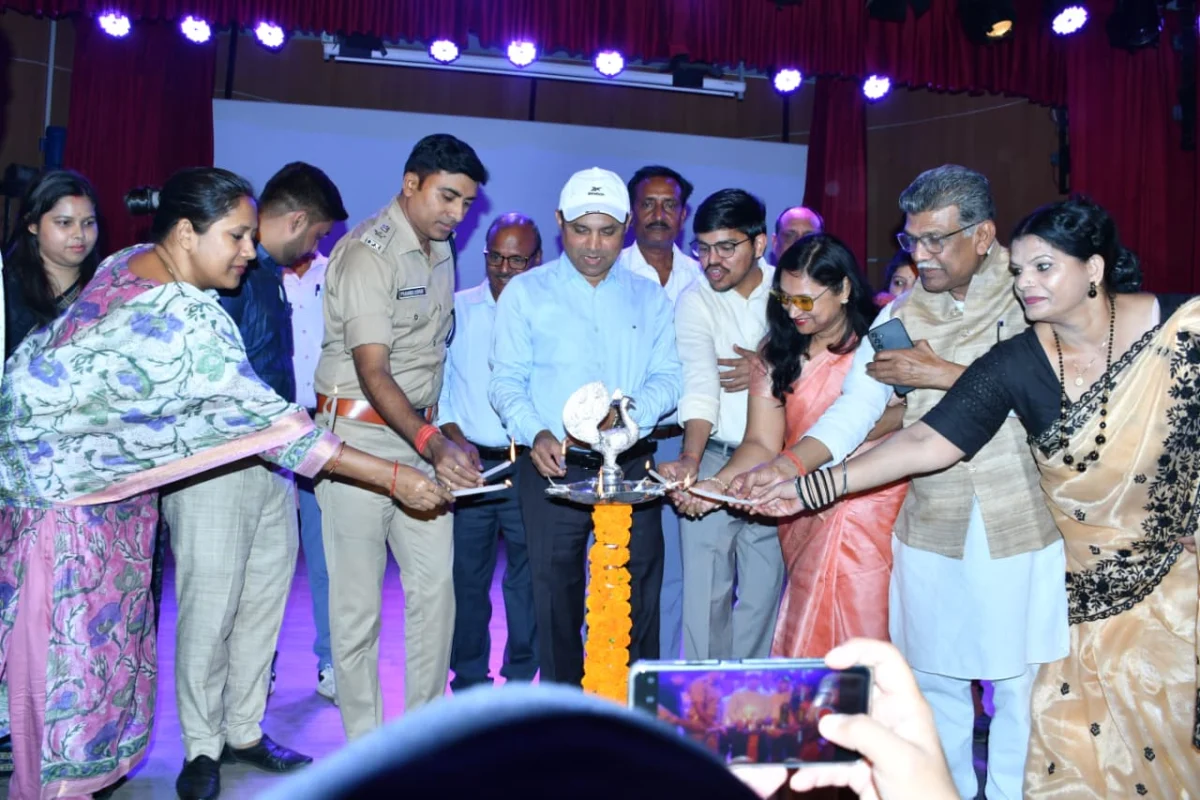 अंग जनपद के 253वें स्थापना दिवस पर उमड़ा जनसैलाब: भागलपुर के स्वर्णिम इतिहास और समृद्ध कला का भव्य प्रदर्शन, तीन दिनों तक उत्सव के रंग में डूबी रहेगी सिल्क सिटी 1 अंग जनपद के 253वें स्थापना दिवस पर उमड़ा जनसैलाब: भागलपुर के स्वर्णिम इतिहास और समृद्ध कला का भव्य प्रदर्शन, तीन दिनों तक उत्सव के रंग में डूबी रहेगी सिल्क सिटी