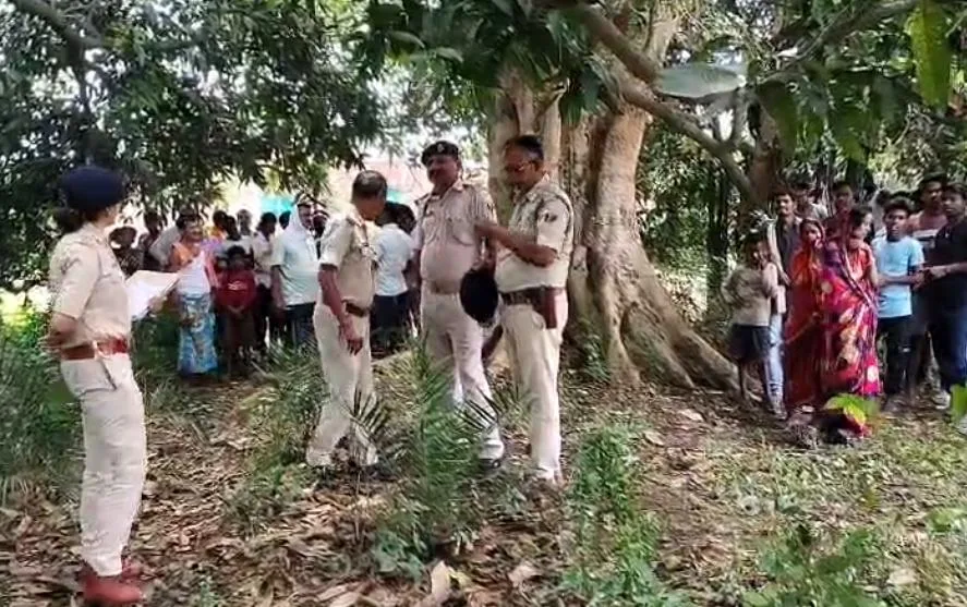 बिलैया बगीचा में पेड़ से लटका मिला अज्ञात युवक का शव, इलाके में फैली सनसनी