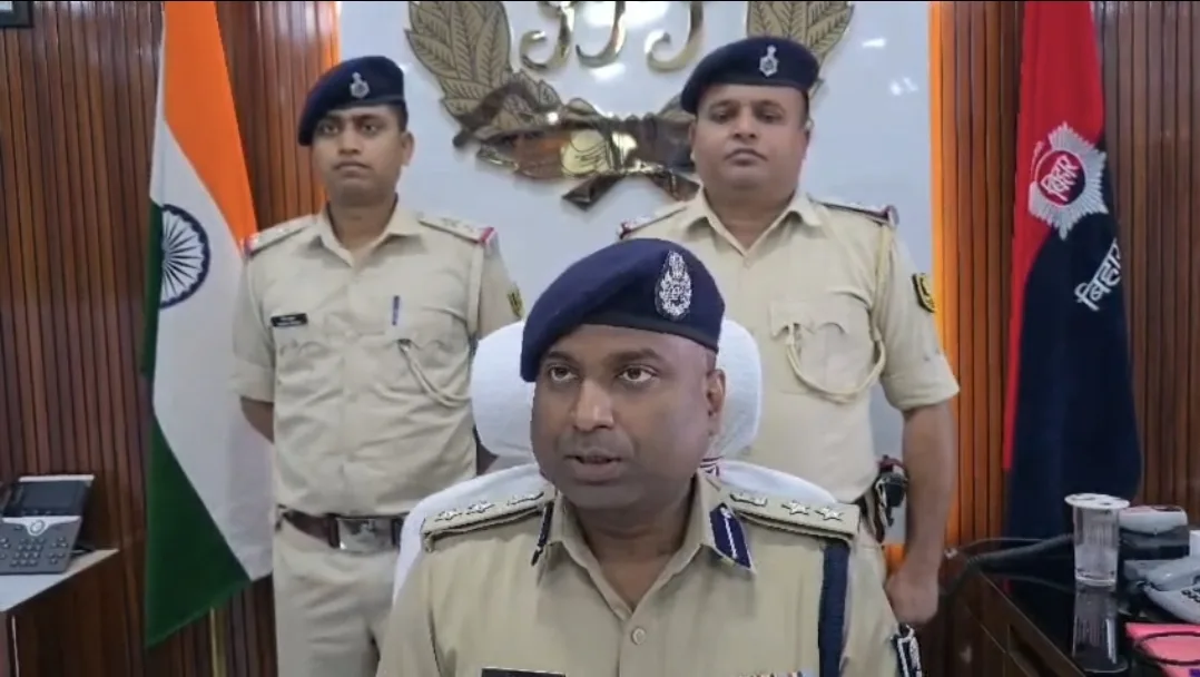 खगड़िया में STF और पुलिस की बड़ी कार्रवाई, अवैध मिनी हथियार फैक्ट्री का भंडाफोड़, सात गिरफ्तार 1 खगड़िया में STF और पुलिस की बड़ी कार्रवाई, अवैध मिनी हथियार फैक्ट्री का भंडाफोड़, सात गिरफ्तार