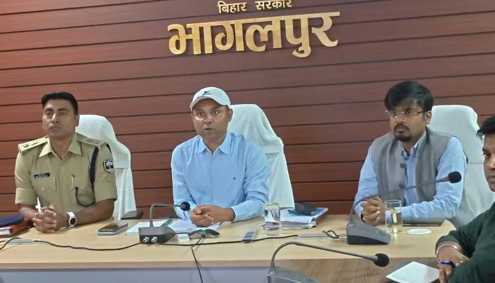 विक्रमशिला सेतु क्षतिग्रस्त होने के बाद प्रशासन अलर्ट, गंगा में शुरू हुई मुफ्त नाव सेवा