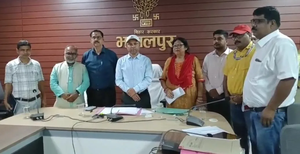 भागलपुर में ऐतिहासिक धरोहरों को सहेजने की बड़ी पहल, 75 साल पुरानी पांडुलिपियों के संरक्षण का अभियान शुरू 1 भागलपुर में ऐतिहासिक धरोहरों को सहेजने की बड़ी पहल, 75 साल पुरानी पांडुलिपियों के संरक्षण का अभियान शुरू