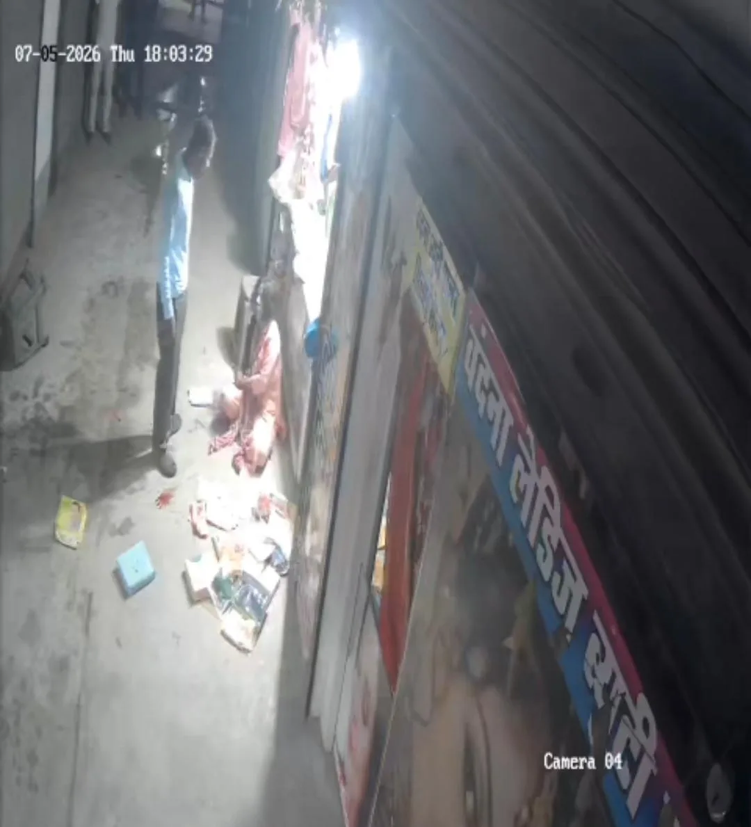 जमुई के बाजार में सनसनी: ब्यूटी पार्लर के भीतर पति ने पत्नी पर कैंची से किए ताबड़तोड़ प्रहार; खौफनाक वारदात सीसीटीवी में कैद, आरोपी ने थाने में किया सरेंडर