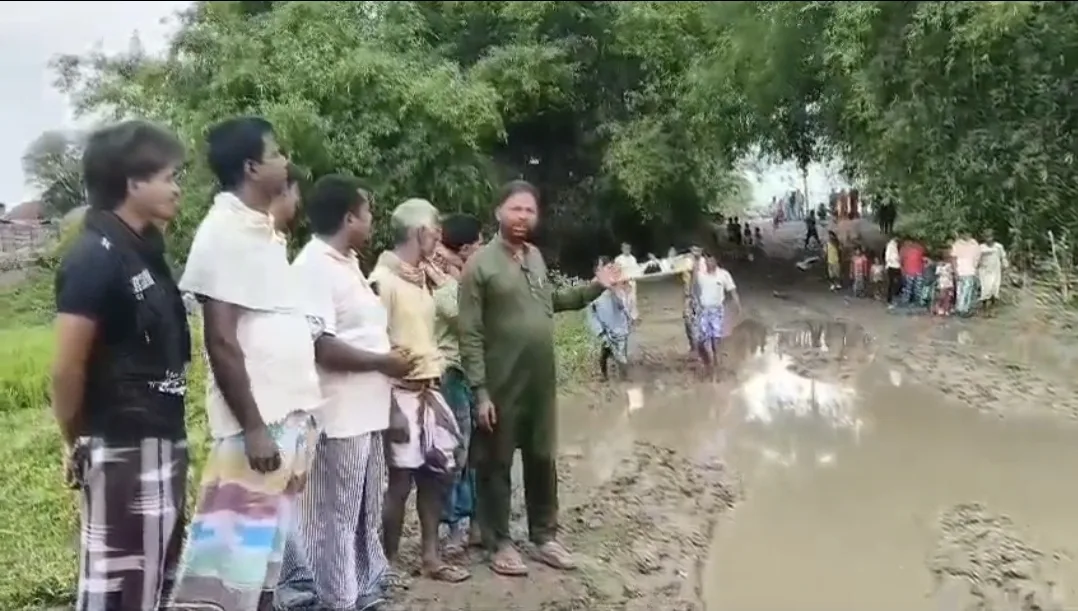 प्राणपुर में सड़क नहीं, दर्द का सफर; मरीज को चारपाई पर ढोने की तस्वीर ने खोली सिस्टम की पोल 1 प्राणपुर में सड़क नहीं, दर्द का सफर; मरीज को चारपाई पर ढोने की तस्वीर ने खोली सिस्टम की पोल
