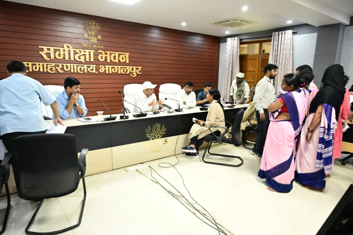 भागलपुर में ‘सबका सम्मान-जीवन आसान’ कार्यक्रम के तहत जनता दरबार, डीएम ने सुनी 70 लोगों की शिकायतें 1 भागलपुर में ‘सबका सम्मान-जीवन आसान’ कार्यक्रम के तहत जनता दरबार, डीएम ने सुनी 70 लोगों की शिकायतें