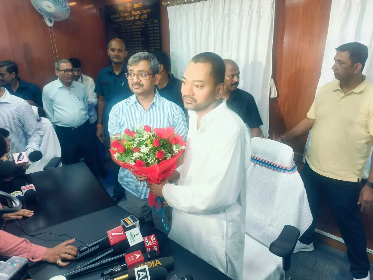 स्वास्थ्य मंत्री बनते ही निशांत का बड़ा संदेश, बोले- अमीर और गरीब सभी को मिले समान इलाज की सुविधा 1 स्वास्थ्य मंत्री बनते ही निशांत का बड़ा संदेश, बोले- अमीर और गरीब सभी को मिले समान इलाज की सुविधा
