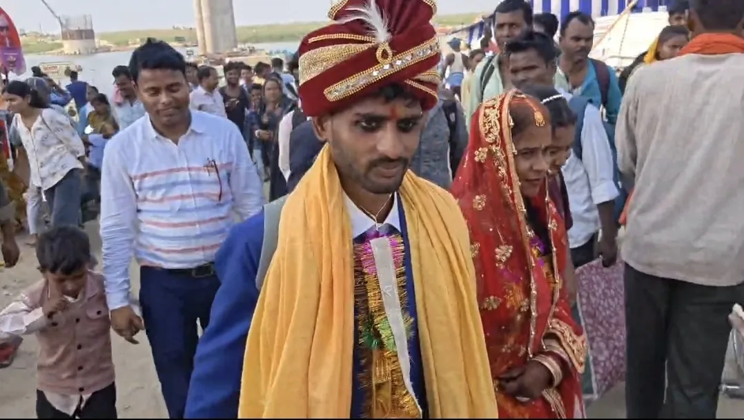 गंगा की लहरों पर विदाई: विक्रमशिला सेतु बंद होने से भागलपुर में बदल गई शादी की तस्वीर 1 गंगा की लहरों पर विदाई: विक्रमशिला सेतु बंद होने से भागलपुर में बदल गई शादी की तस्वीर