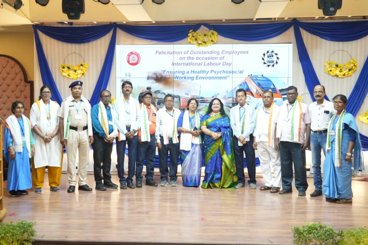अंतर्राष्ट्रीय श्रमिक दिवस पर पूर्व रेलवे ने कर्मचारियों का बढ़ाया मान, 92 कर्मियों को मिला सम्मान