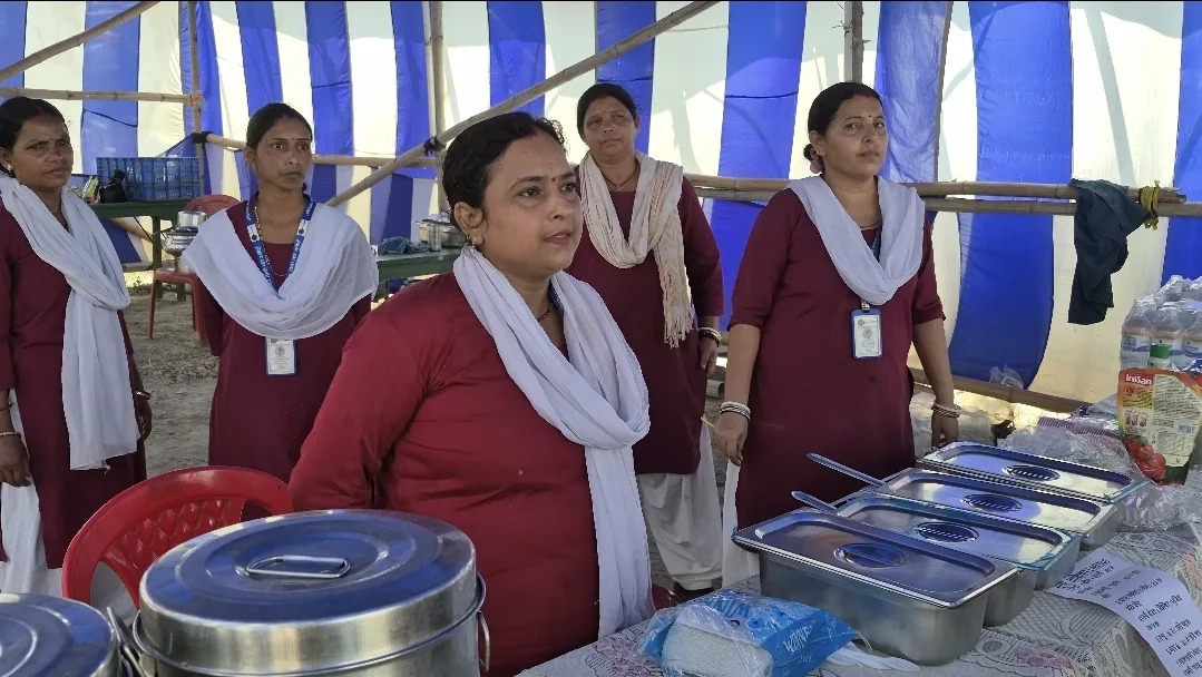 बरारी घाट पर जीविका दीदियों की मिसाल: 50 रुपये में भरपेट भोजन, लिट्टी-चोखा से सत्तू तक मिल रहा ‘बिहार का स्वाद’