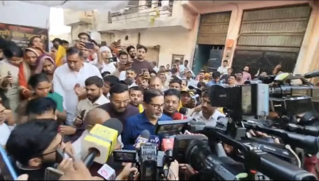 दिल्ली के पांडव हत्याकांड पर गरमाई राजनीति, पीड़ित परिवार से मिले प्रशांत किशोर