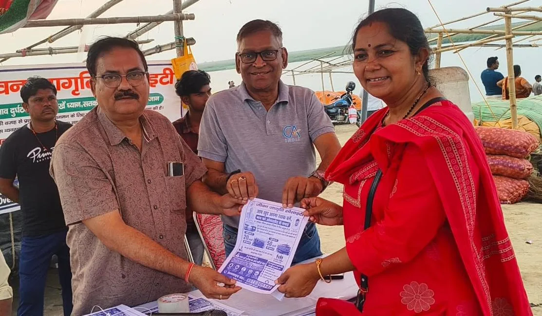 विक्रमशिला पुल संकट के बीच बरारी घाट पर जीवन जागृति सोसायटी का जागरूकता अभियान, यात्रियों को बांटे सुरक्षा संदेश