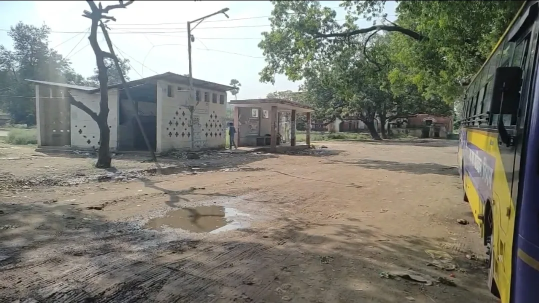 विक्रमशिला सेतु क्षतिग्रस्त होने का असर, भागलपुर सरकारी बस स्टैंड पर पसरा सन्नाटा 1 विक्रमशिला सेतु क्षतिग्रस्त होने का असर, भागलपुर सरकारी बस स्टैंड पर पसरा सन्नाटा