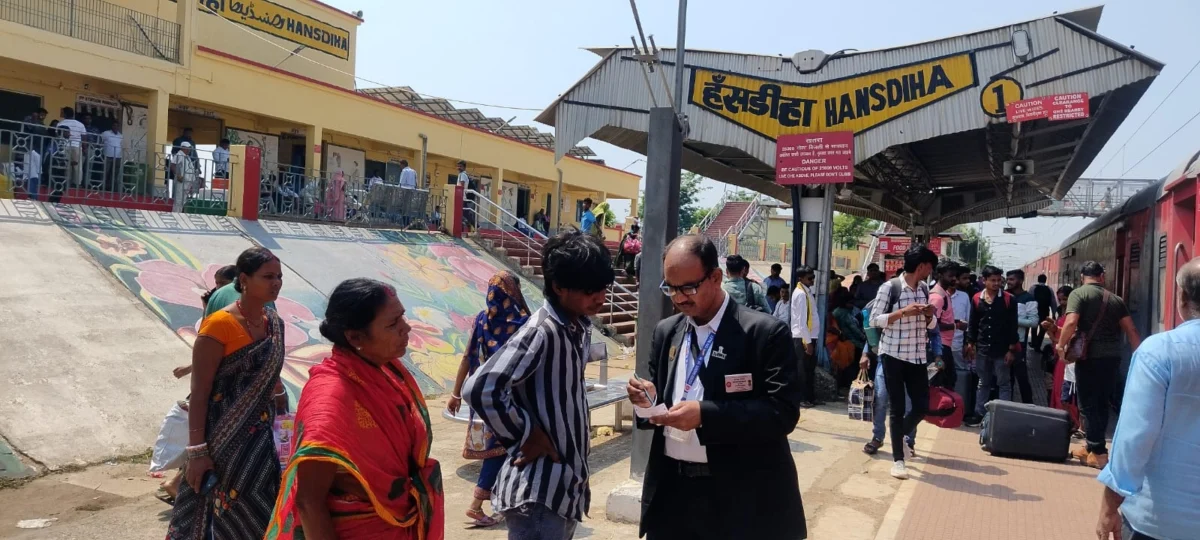 भागलपुर–गोड्डा रेल खंड पर बेटिकट यात्रियों पर नकेल: सघन जांच में पकड़े गए 65 यात्री; वसूला गया हजारों का जुर्माना