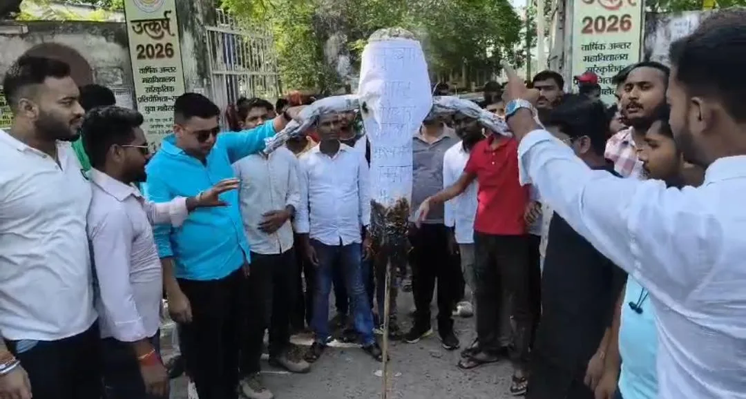 TRE-4 अभ्यर्थियों पर लाठीचार्ज के विरोध में भागलपुर में फूटा छात्रों का गुस्सा, मुख्यमंत्री का पुतला फूंका