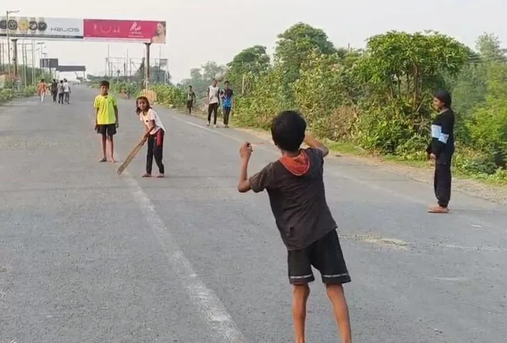 विक्रमशिला पुल का सुनसान पहुंच पथ बना बच्चों का खेल मैदान, क्षतिग्रस्त सड़क ने बढ़ाई प्रशासन की चिंता