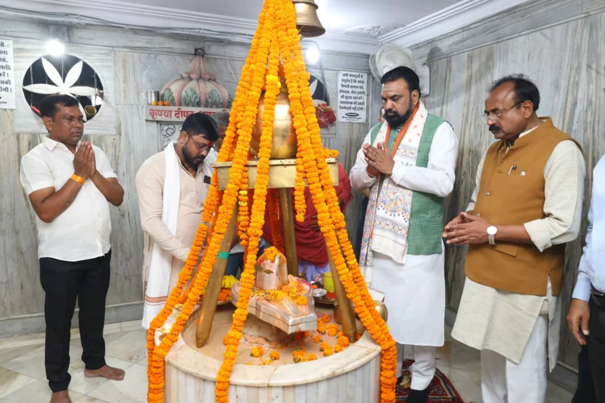 खाजपुरा शिव मंदिर में गूँजा हर-हर महादेव: सोमनाथ मंदिर पुनर्स्थापना दिवस पर मुख्यमंत्री सम्राट चौधरी ने माँगा बिहार के लिए समृद्धि का आशीर्वाद 1 खाजपुरा शिव मंदिर में गूँजा हर-हर महादेव: सोमनाथ मंदिर पुनर्स्थापना दिवस पर मुख्यमंत्री सम्राट चौधरी ने माँगा बिहार के लिए समृद्धि का आशीर्वाद