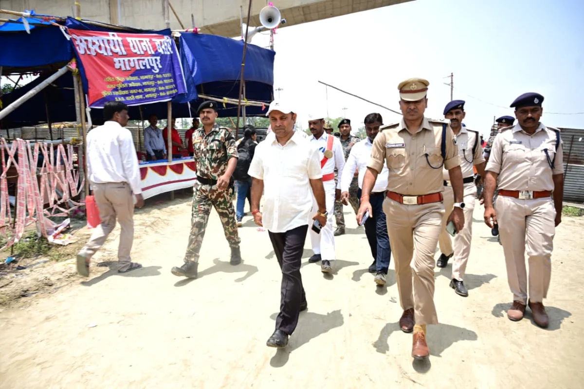 भागलपुर के बरारी घाट पर डीएम नवल किशोर चौधरी और एसएसपी प्रमोद कुमार यादव ने खुद जांची व्यवस्था, किराया और भोजन पर लिया फीडबैक