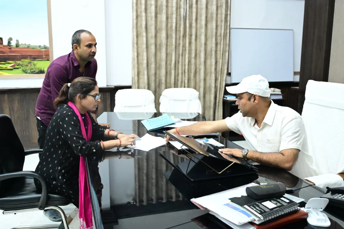 भागलपुर जिलाधिकारी डॉ नवल किशोर चौधरी ने सुनीं 30 फरियादें: भागलपुर में ‘सबका सम्मान-जीवन आसान’ अभियान ने पकड़ी रफ़्तार, पेंशन और जमीन विवाद पर कड़ा रुख