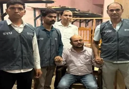 ​हाजीपुर में ‘परिमार्जन’ की घूस और निगरानी का जाल: 50 हजार लेते रंगेहाथ धराया अंचल अमीन सुजीत, नूनू बाबू चौक पर हुई कार्रवाई