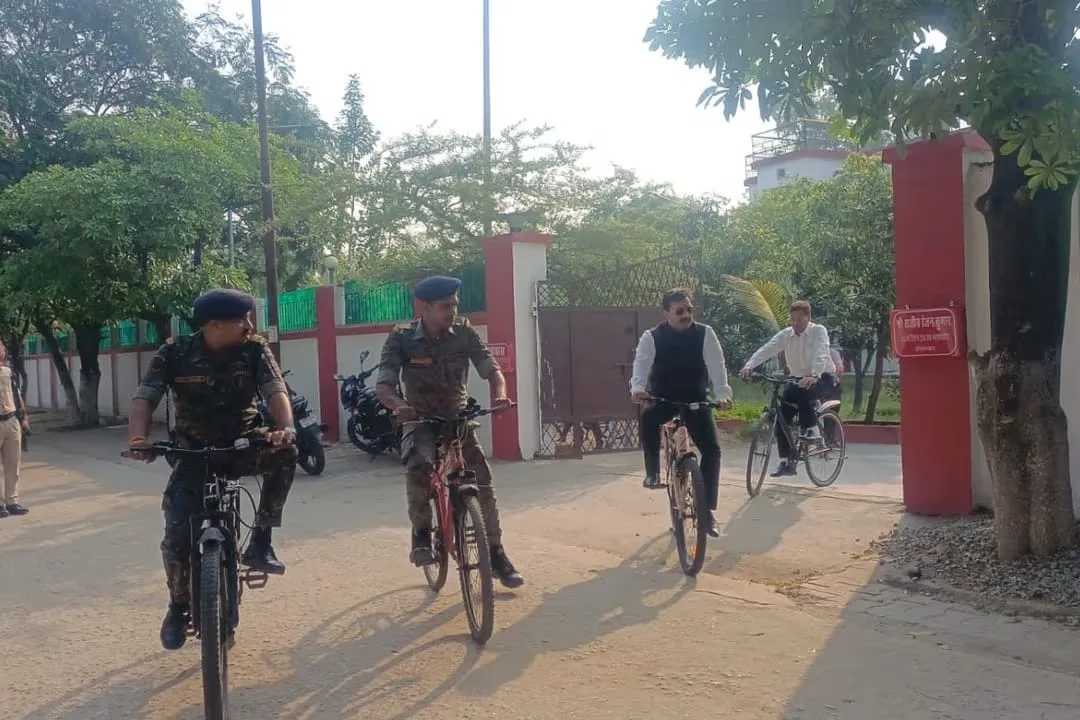 ​साइकिल चलाकर अदालत पहुँचे प्रधान जिला जज: औरंगाबाद में न्यायाधीश राजीव रंजन कुमार ने दिया पर्यावरण संरक्षण का संदेश, सादगी देख दंग रह गए लोग