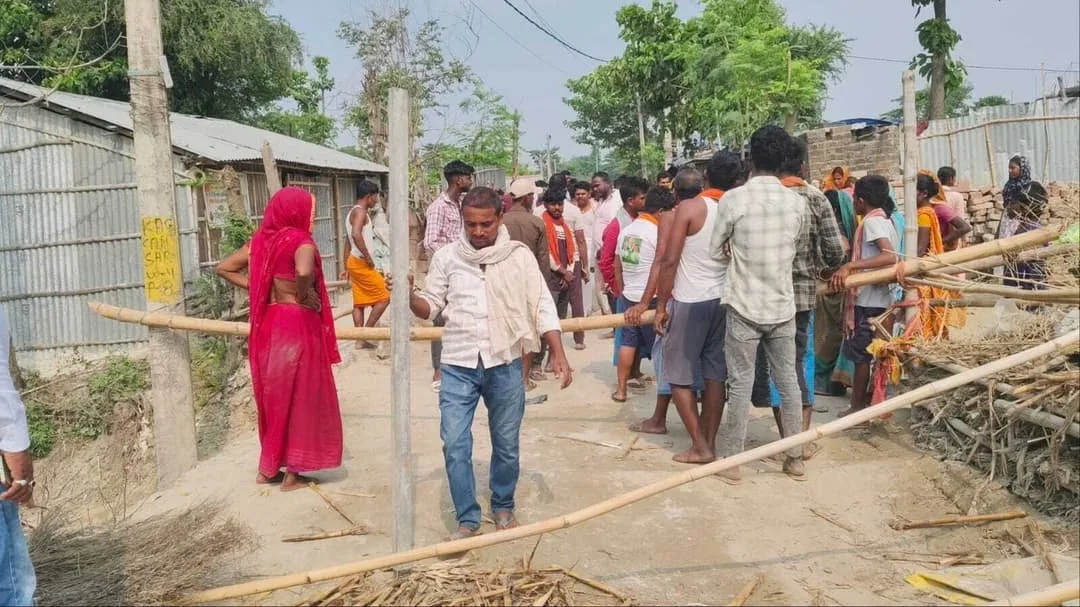 खगड़िया में हाई वोल्टेज ड्रामा: कुख्यात सुभाष यादव की गिरफ्तारी पर भारी बवाल; ग्रामीणों का एसटीएफ पर हमला, पुलिस की हवाई फायरिंग और महिलाओं से मारपीट के आरोप
