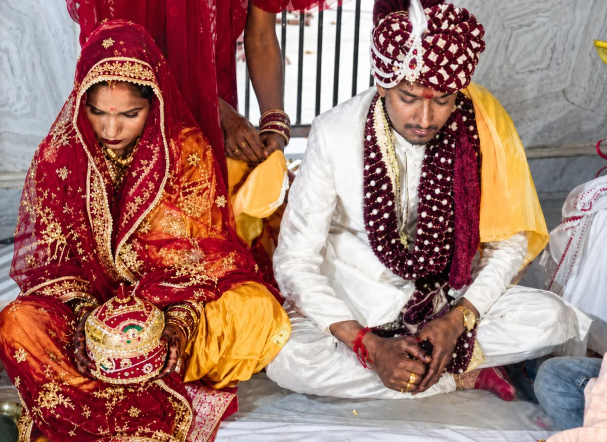 बारातियों पर हमला और लूटपाट: दहशत के बीच शाहपुर थाने में गूँजी शहनाई; दूल्हा-दुल्हन ने मंदिर में लिए सात फेरे