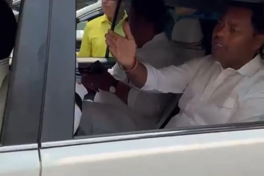 पीएम की अपील का बड़ा असर: काफिला छोड़ एक ही गाड़ी से महुआ पहुंचे बिहार के 3 मंत्री, संकट के बीच दी सादगी की मिसाल