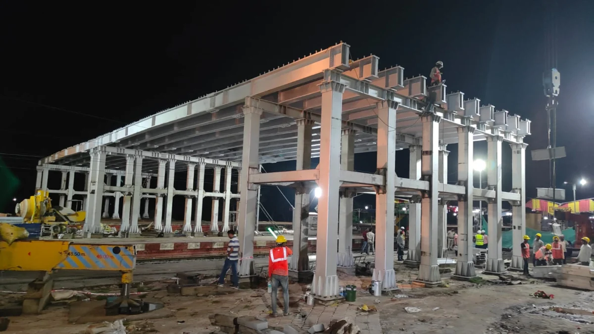 सुल्तानगंज स्टेशन पर 12 मीटर चौड़ा फुट ओवर ब्रिज तैयार: आंधी-बारिश के बीच इंजीनियरिंग टीम ने बिछाए गर्डर, अब यात्रियों के लिए प्लेटफॉर्म बदलना होगा आसान