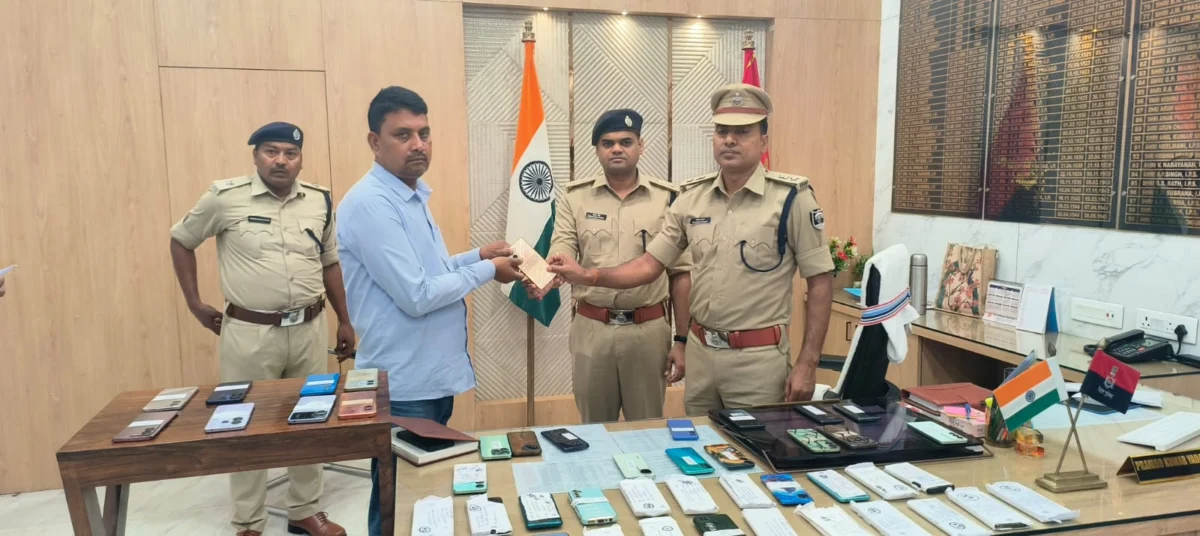 ​ऑपरेशन मुस्कान: भागलपुर पुलिस ने लौटाई 59 चेहरों की मुस्कान; 14 लाख के चोरी व खोए हुए मोबाइल बरामद कर मालिकों को सौंपे