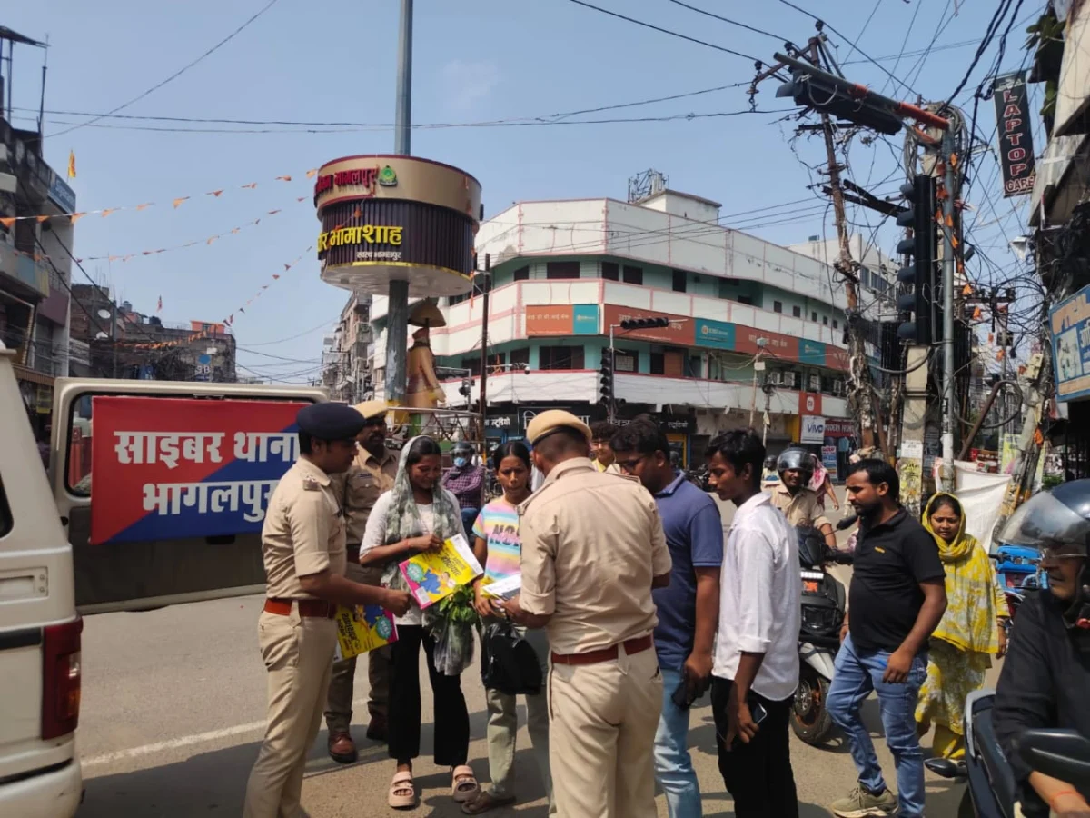 डिजिटल ठगों पर भागलपुर पुलिस का प्रहार: साइबर थाने ने चलाया महाअभियान, चौक-चौराहों से लेकर स्कूलों तक बांटे पंपलेट, हेल्पलाइन 1930 की दी जानकारी
