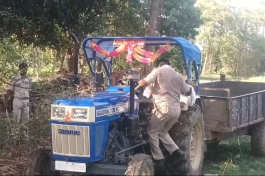 ​नवादा में बालू माफिया का दुस्साहस: पुलिस टीम पर फायरिंग कर आरोपी और ट्रैक्टर छुड़ाया, दो वाहन जब्त