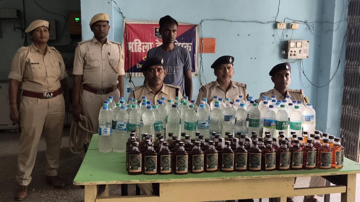 ​भागलपुर के पीरपैंती में पुलिस की बड़ी कार्रवाई: केले के बागान से भारी मात्रा में देशी-विदेशी शराब जब्त, तस्कर गिरफ्तार