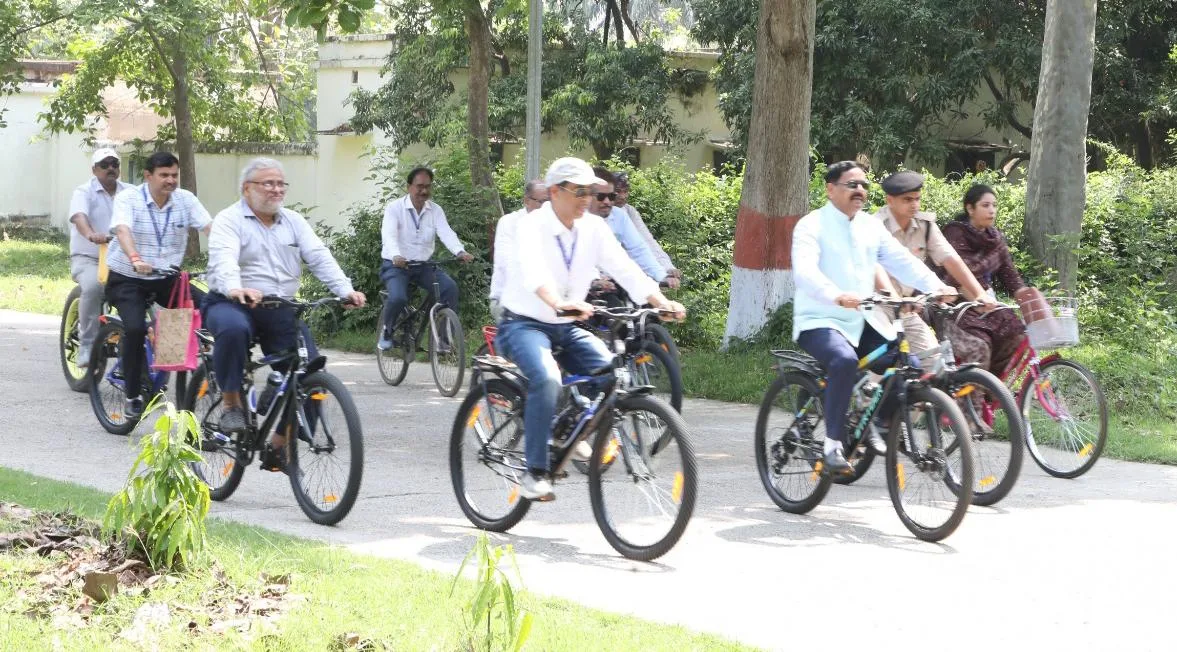 पर्यावरण और सेहत की सुरक्षा के लिए अनूठी पहल: बिहार कृषि विश्वविद्यालय सबौर में 'नो व्हीकल डे' पर साइकिल से दफ्तर पहुंचे कुलपति और कर्मी