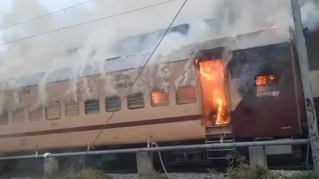 भभुआ-सासाराम-पटना इंटरसिटी एक्सप्रेस की जनरल बोगी में लगी भीषण आग, प्लेटफार्म पर मची भगदड़, जान बचाकर भागे सैकड़ों यात्री 1 भभुआ-सासाराम-पटना इंटरसिटी एक्सप्रेस की जनरल बोगी में लगी भीषण आग, प्लेटफार्म पर मची भगदड़, जान बचाकर भागे सैकड़ों यात्री