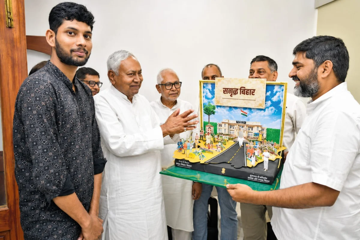 पूर्व मुख्यमंत्री नीतीश कुमार को नीरज कुमार ने सौंपी 'समृद्ध बिहार' कलाकृति, विकास के ऐतिहासिक नीतिगत आयामों का कलात्मक संप्रतीक 1 पूर्व मुख्यमंत्री नीतीश कुमार को नीरज कुमार ने सौंपी 'समृद्ध बिहार' कलाकृति, विकास के ऐतिहासिक नीतिगत आयामों का कलात्मक संप्रतीक