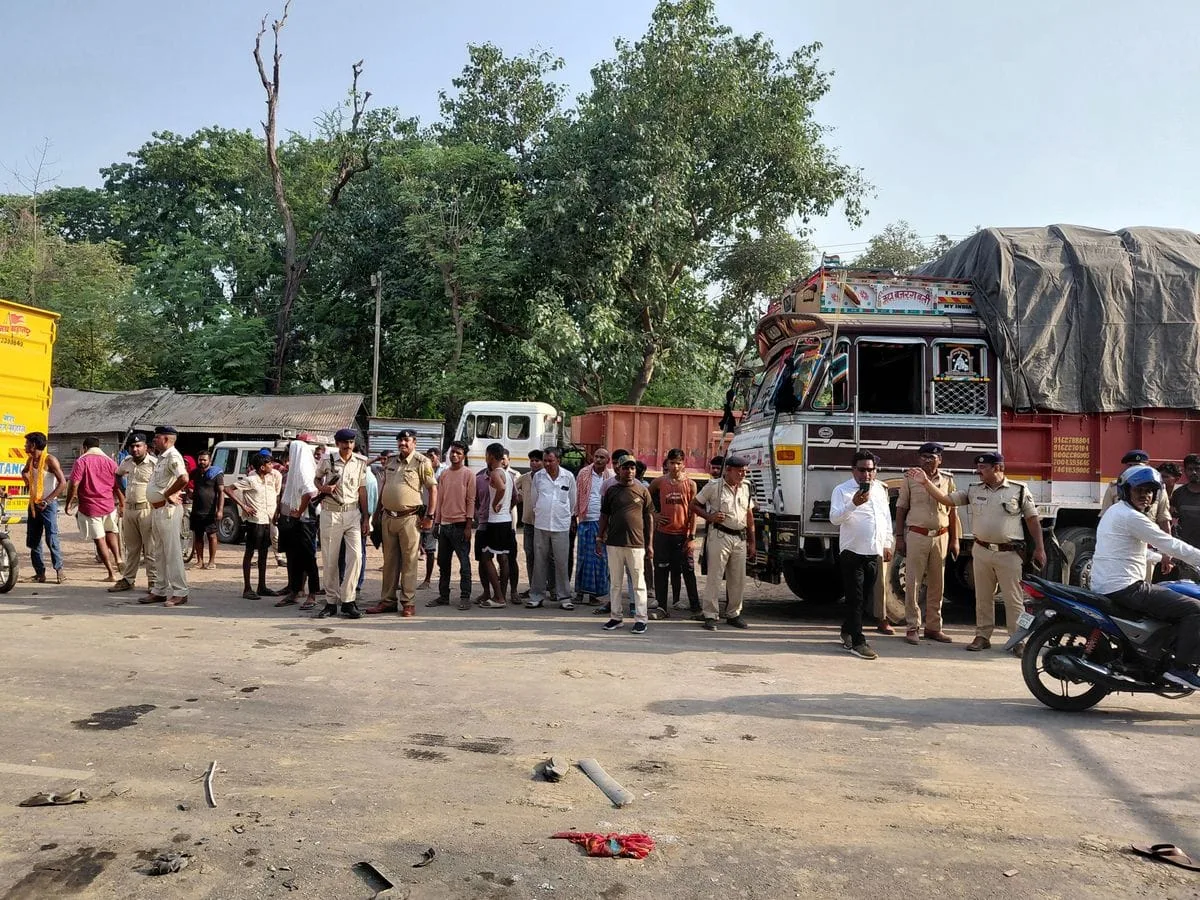 खगड़िया में एनएच-31 पर 110 की रफ्तार से आ रहे ट्रक ने ऑटो के उड़ाए परखच्चे, दो महीने के मासूम समेत 7 की मौत, कई घायल 1 खगड़िया में एनएच-31 पर 110 की रफ्तार से आ रहे ट्रक ने ऑटो के उड़ाए परखच्चे, दो महीने के मासूम समेत 7 की मौत, कई घायल