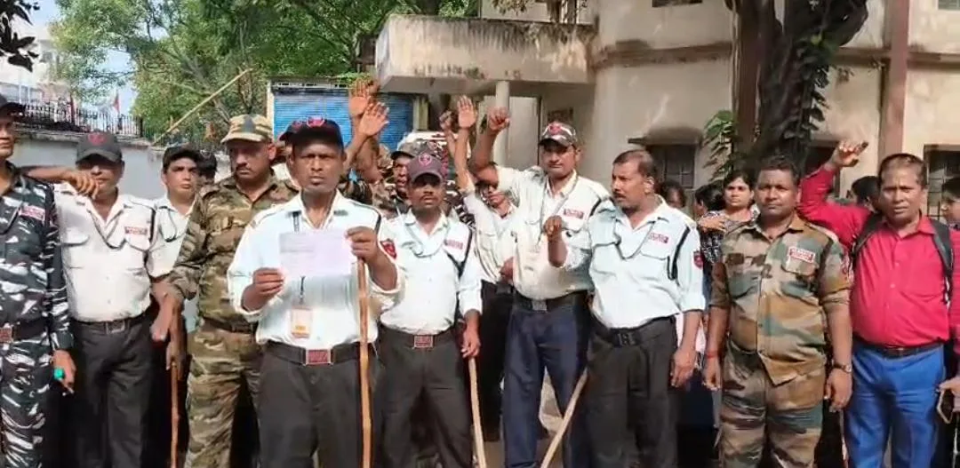 ​मायागंज अस्पताल में सुरक्षा कर्मियों की अचानक हड़ताल: वेतन वृद्धि की मांग को लेकर परिसर में हंगामा, ठप हो सकती है सुरक्षा व्यवस्था