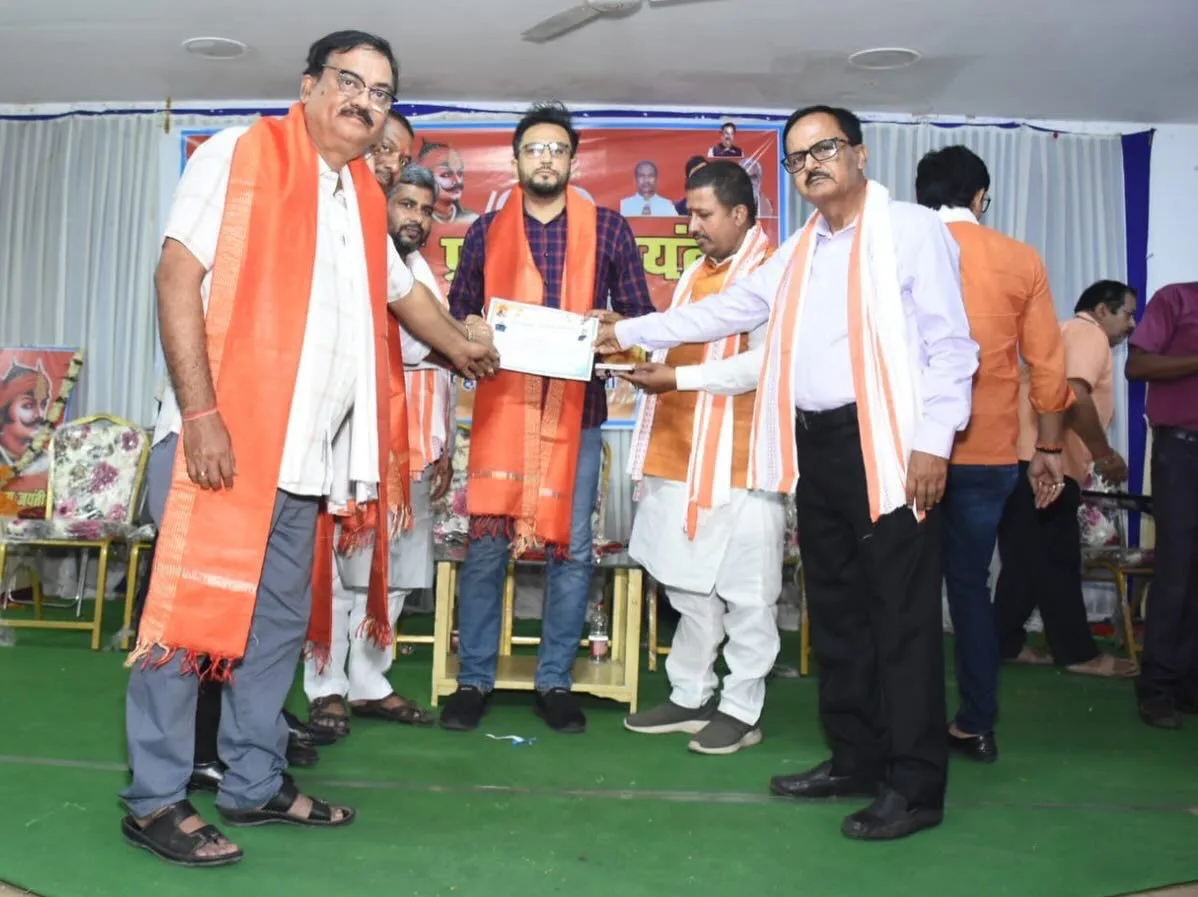भागलपुर के वृंदावन हॉल में गूंजा 'राणा-भामा सम्मान': सामाजिक कार्यों के लिए 'वी केयर' के संस्थापक नितेश सम्मानित, डॉ. एन.के. यादव और रोहित पांडेय ने सराहा 1 भागलपुर के वृंदावन हॉल में गूंजा 'राणा-भामा सम्मान': सामाजिक कार्यों के लिए 'वी केयर' के संस्थापक नितेश सम्मानित, डॉ. एन.के. यादव और रोहित पांडेय ने सराहा
