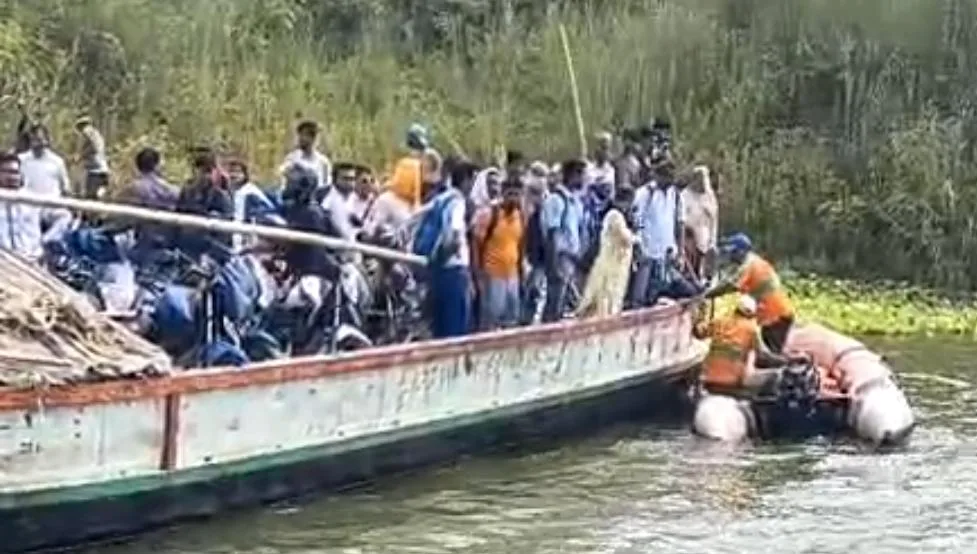 भागलपुर में गंगा के बीच फिर बंद हुई यात्रियों से भरी नाव, SDRF ने 75 लोगों को सुरक्षित निकाला