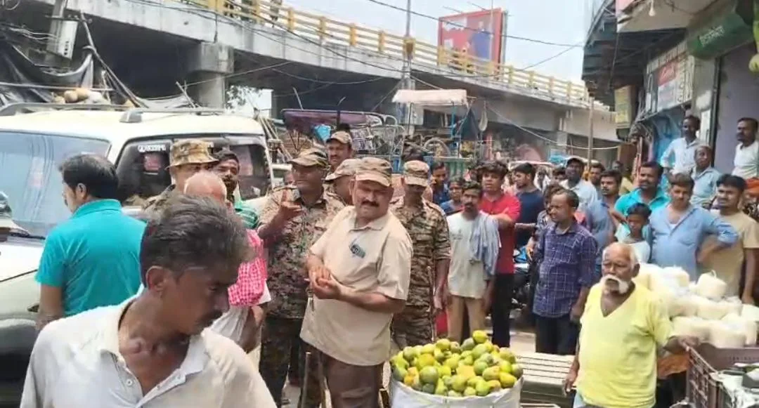 भागलपुर में अतिक्रमण हटाओ अभियान तेज, लोहिया पुल के नीचे हटाई गईं अस्थायी दुकानें