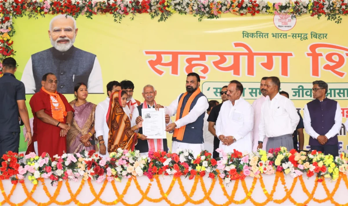 सोनपुर के डुमरी बुजुर्ग से मुख्यमंत्री सम्राट चौधरी ने 'सहयोग शिविर' का किया ऐतिहासिक आगाज: लापरवाह अफसरों के सीधे निलंबन का विधिक नियम लाइव, सोनपुर में बनेगा गंगा-अंबिका पथ