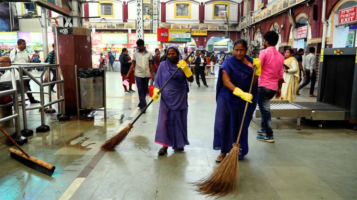 पूर्व रेलवे का ‘30 मिनट सफाई चैलेंज’ बना मिसाल, यात्रियों की शिकायतों का रिकॉर्ड समय में हो रहा समाधान 1 पूर्व रेलवे का ‘30 मिनट सफाई चैलेंज’ बना मिसाल, यात्रियों की शिकायतों का रिकॉर्ड समय में हो रहा समाधान