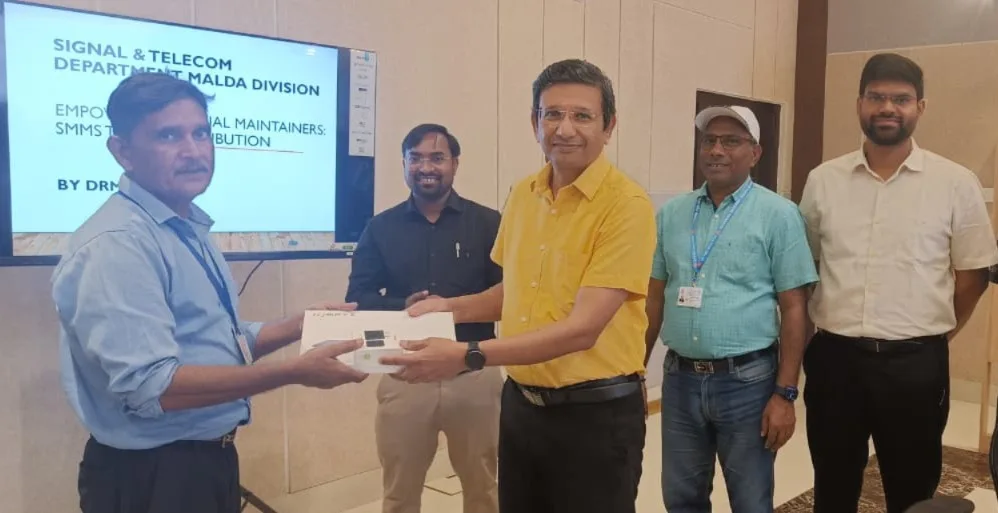 मालदा मंडल में रेलवे सिग्नलिंग का डिजिटल बदलाव, तकनीशियनों को बांटे गए 237 स्मार्ट टैबलेट