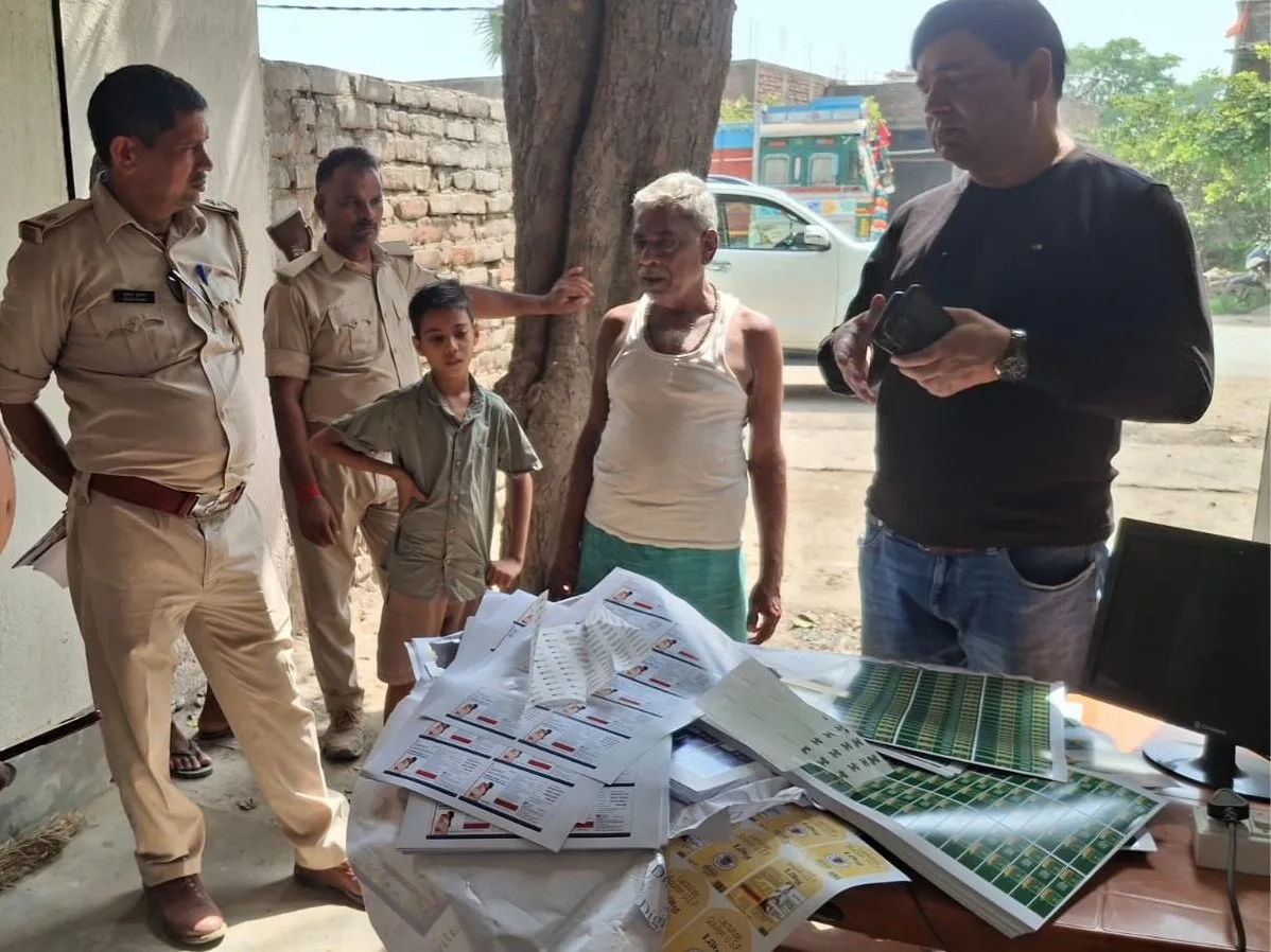 फतुहा के प्रिंटिंग प्रेस में नामी ब्रांड्स के नकली खेल का भंडाफोड़: लाखों की संख्या में रैपर बरामद, नदी थाना पुलिस ने एक आरोपी को दबोचा