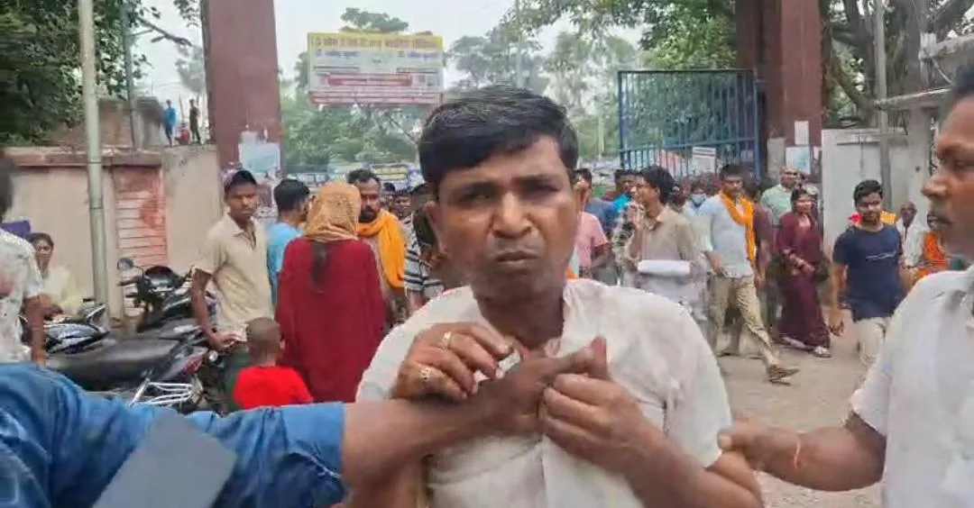 मायागंज अस्पताल में मरीज की जेब काटते पकड़ा गया युवक, लोगों ने पकड़कर की पिटाई, पुलिस कर रही पूछताछ 1 मायागंज अस्पताल में मरीज की जेब काटते पकड़ा गया युवक, लोगों ने पकड़कर की पिटाई, पुलिस कर रही पूछताछ