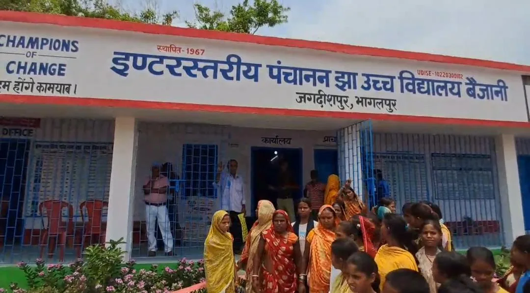बैजानी मॉडल स्कूल में नामांकन विवाद गहराया, बच्चों का एडमिशन नहीं होने पर अभिभावकों का हंगामा 1 बैजानी मॉडल स्कूल में नामांकन विवाद गहराया, बच्चों का एडमिशन नहीं होने पर अभिभावकों का हंगामा