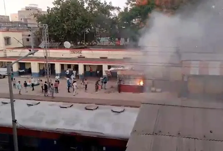 नाथनगर रेलवे स्टेशन पर बड़ा हादसा टला: कैटरिंग स्टॉल में लगी भीषण आग, लाखों का सामान जलकर राख