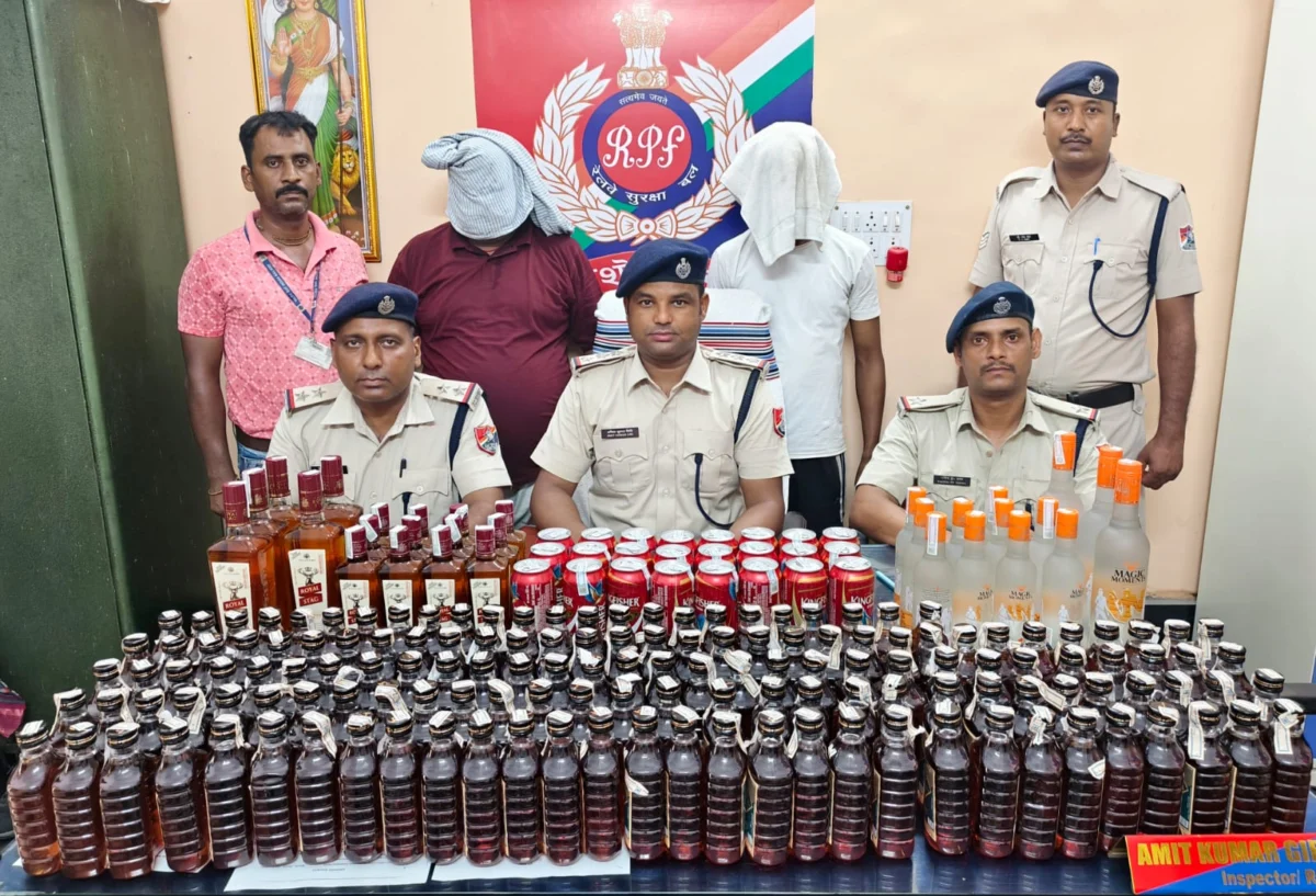 भागलपुर रेलवे स्टेशन पर RPF की बड़ी कार्रवाई, 69 लीटर विदेशी शराब के साथ दो तस्कर गिरफ्तार