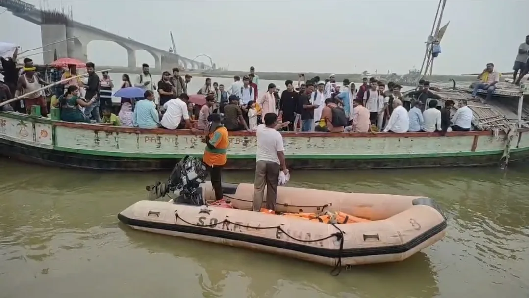 भागलपुर में गंगा नदी के बीच फंसी यात्रियों से भरी नाव, SDRF के बड़े रेस्क्यू ऑपरेशन ने बचाई 100 से अधिक लोगों की जान 1 भागलपुर में गंगा नदी के बीच फंसी यात्रियों से भरी नाव, SDRF के बड़े रेस्क्यू ऑपरेशन ने बचाई 100 से अधिक लोगों की जान