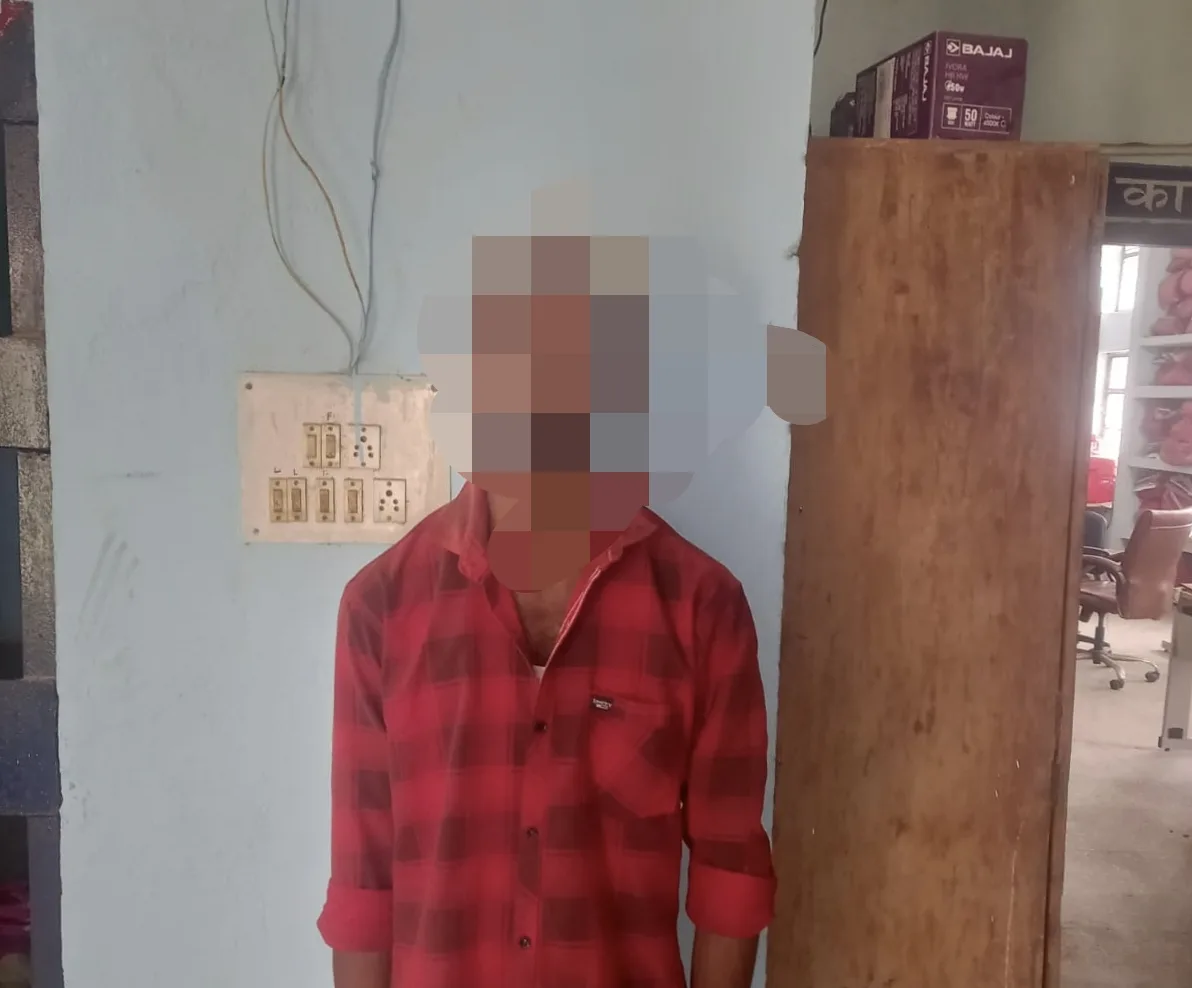 भागलपुर में हथियार लहराकर दहशत फैलाने वाला बदमाश गिरफ्तार, ग्रामीणों ने पकड़कर पुलिस को सौंपा 1 भागलपुर में हथियार लहराकर दहशत फैलाने वाला बदमाश गिरफ्तार, ग्रामीणों ने पकड़कर पुलिस को सौंपा