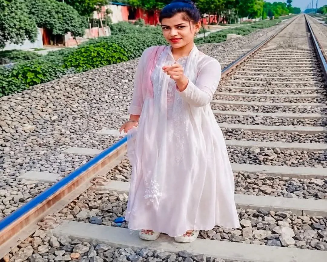 रील बनाने का जुनून बना मौत की वजह, रेलवे ट्रैक पर डांस कर रही युवती को ट्रेन ने मारी टक्कर
